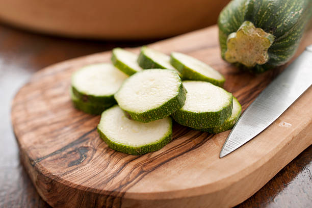 tranches de courgette - zucchini vegetable chopped portion photos et images de collection