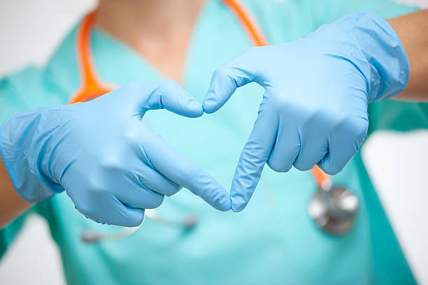 médico que símbolo en forma de corazón con las manos - medical equipment stethoscope hospital blue fotografías e imágenes de stock