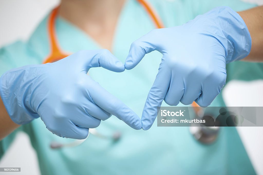 Médecin en forme de cœur avec les mains - Photo de Suivi des malades libre de droits