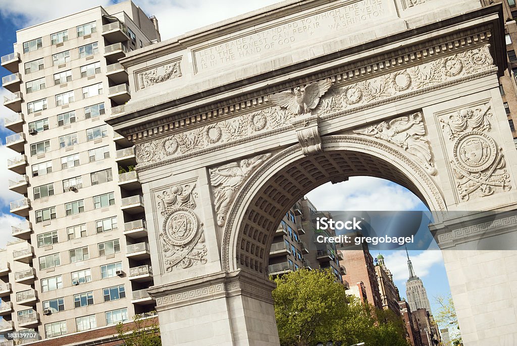 Arco di Washington Square con Empire State Building sullo sfondo - Foto stock royalty-free di Ambientazione esterna