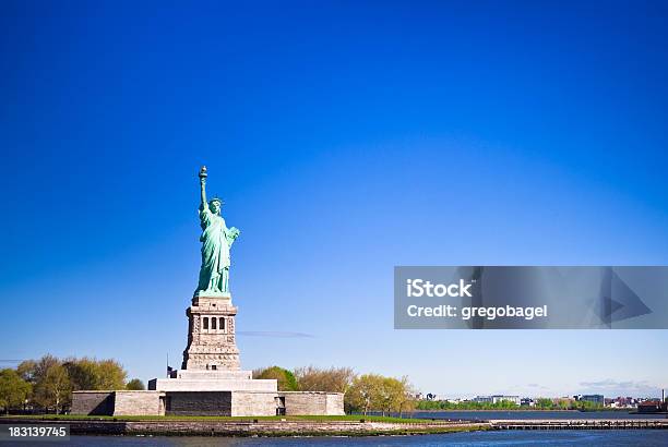 Statua Della Libertà Di New York Harbor - Fotografie stock e altre immagini di Acqua - Acqua, Blu, Cielo