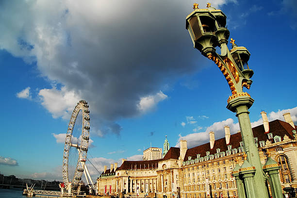 ojo de londres y county hall - westminster bridge fotografías e imágenes de stock