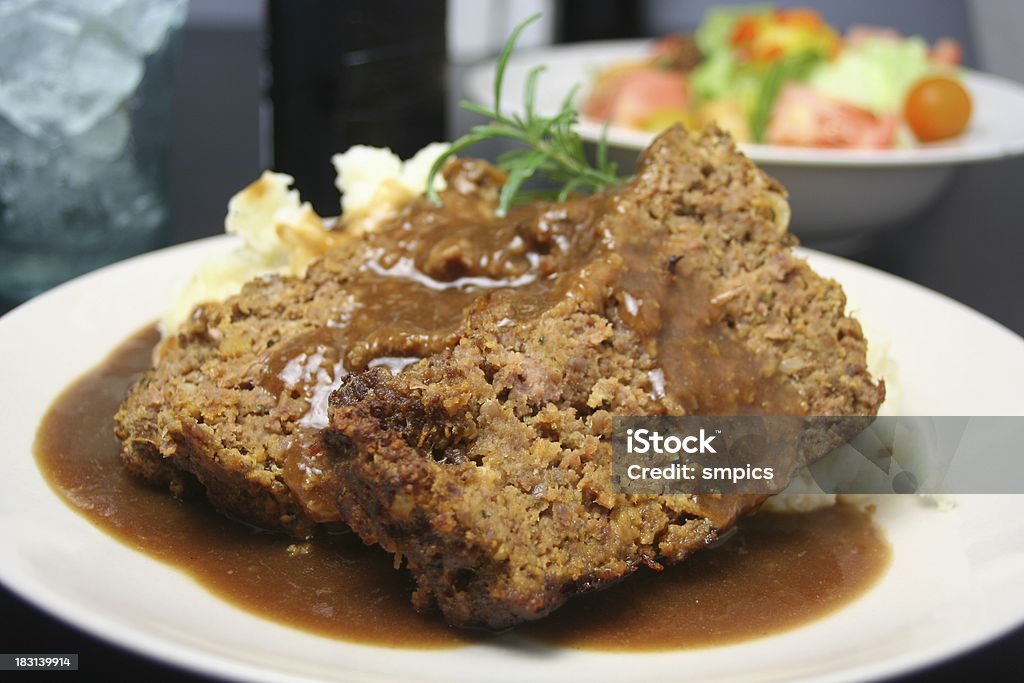 Pastel de carne la cena - Foto de stock de Pastel de carne - Plato de comida libre de derechos