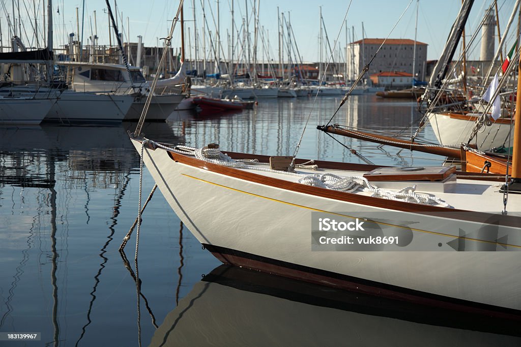 Antigos barcos a vela em Trieste harbor - Foto de stock de Antigo royalty-free