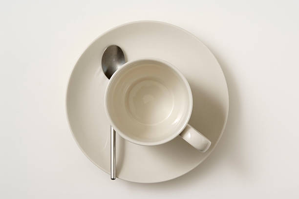 isolado filmagem de caneca de café com colher em fundo branco - two objects cup saucer isolated imagens e fotografias de stock