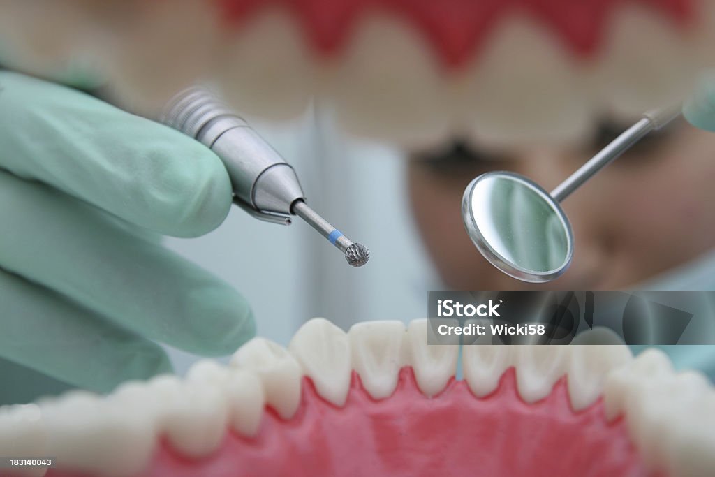 Attraverso la bocca dentista - Foto stock royalty-free di Acciaio