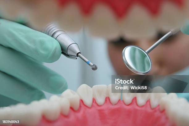 Attraverso La Bocca Dentista - Fotografie stock e altre immagini di Acciaio - Acciaio, Acciaio inossidabile, Adulto