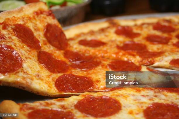 Photo libre de droit de Tranche De Pizza Pepperoni banque d'images et plus d'images libres de droit de Aliments et boissons - Aliments et boissons, Cuisine italienne, Horizontal
