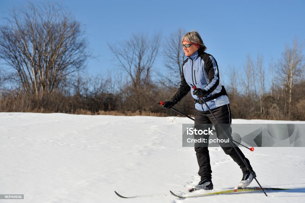 Mulher sorridente, cross-country ski, Desporto de Inverno - Royalty-free Adulto Foto de stock