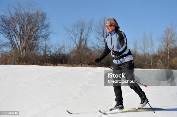 Mulher Sorridente Crosscountry Ski Desporto De Inverno - Fotografias de stock e mais imagens de Adulto