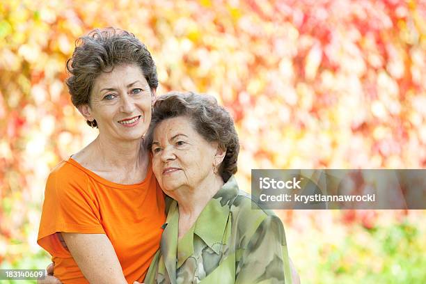 Foto de Mãe Com A Filha No Parque e mais fotos de stock de Filha - Filha, Mãe, Terceira idade