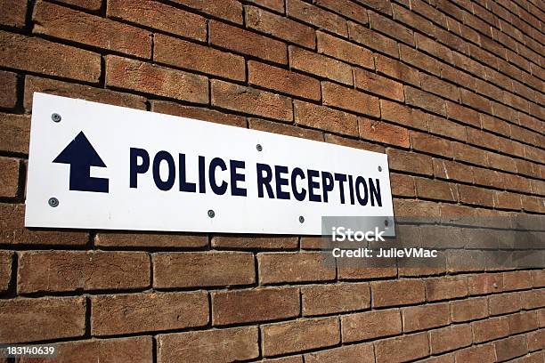 Policía Recepción Estilo Happy Hour Foto de stock y más banco de imágenes de Comisaría - Comisaría, Autoridad, Bloque de Oficinas