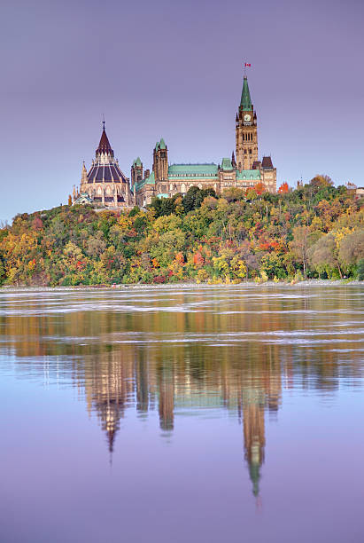 parlamento de canadá - ottawa river fotografías e imágenes de stock