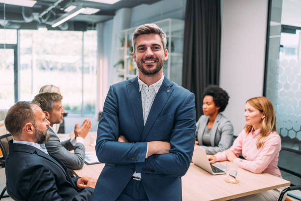 pengusaha percaya diri dan timnya. - pemimpin foto potret stok, foto, & gambar bebas royalti