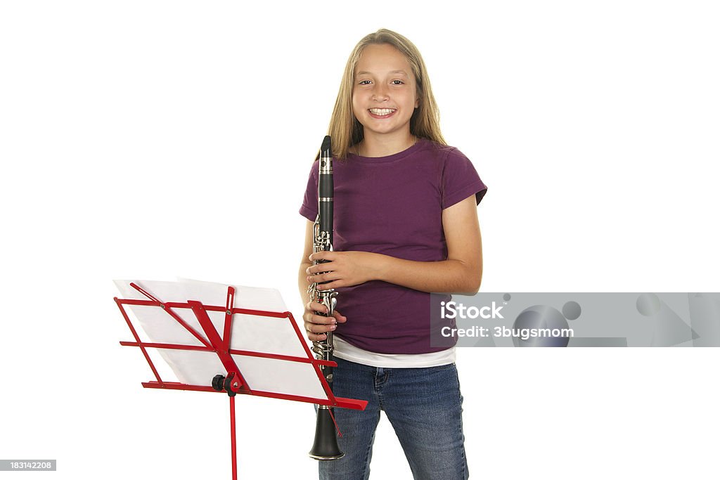 Carino undici anni vecchio Ragazza sorridente con un clarinetto - Foto stock royalty-free di Clarinetto