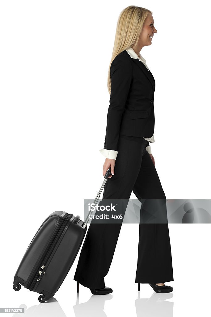 Hübsche Geschäftsfrau Ziehen Sie Ihre Koffer - Lizenzfrei Freisteller – Neutraler Hintergrund Stock-Foto