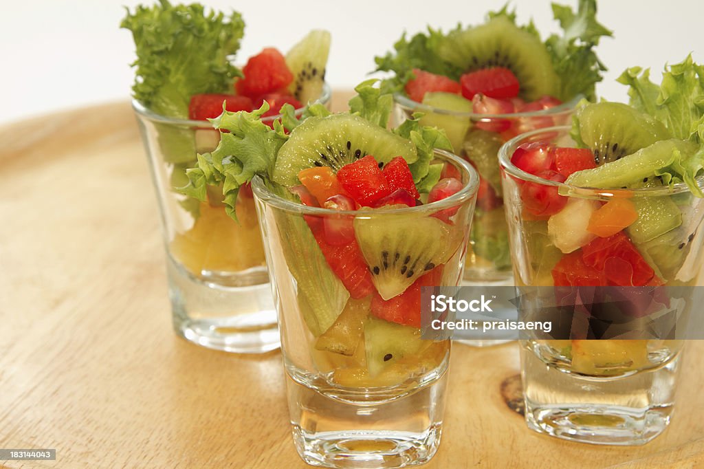 Salada de frutas frescas com copos - Foto de stock de Café da manhã royalty-free