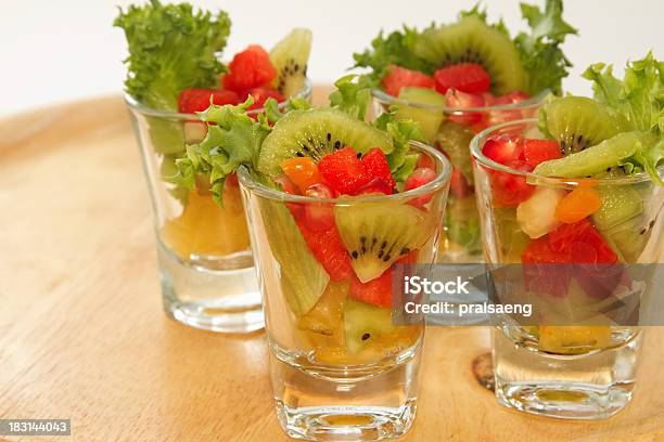 Foto de Salada De Frutas Frescas Com Copos e mais fotos de stock de Café da manhã - Café da manhã, Carambola - Fruta tropical, Colorido