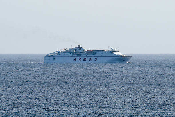 그란 카나리아 항로의 naviera armas의 여객선 volcan de tamadabav는 스페인 푸에르 테 벤 투라의 morro jable 항구에 입항합니다. - passenger ship nautical vessel passenger craft ferry 뉴스 사진 이미지
