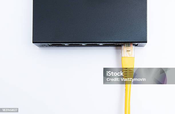 Giallo Cavo Collegato Al Router - Fotografie stock e altre immagini di Affari - Affari, Attrezzatura, Bianco