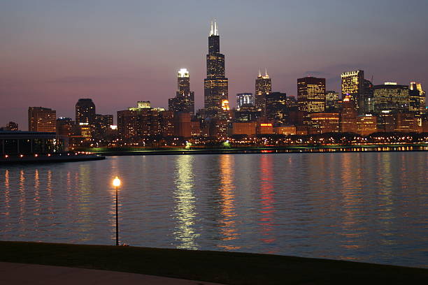 chicago à noite - chicago skyline illinois downtown district - fotografias e filmes do acervo