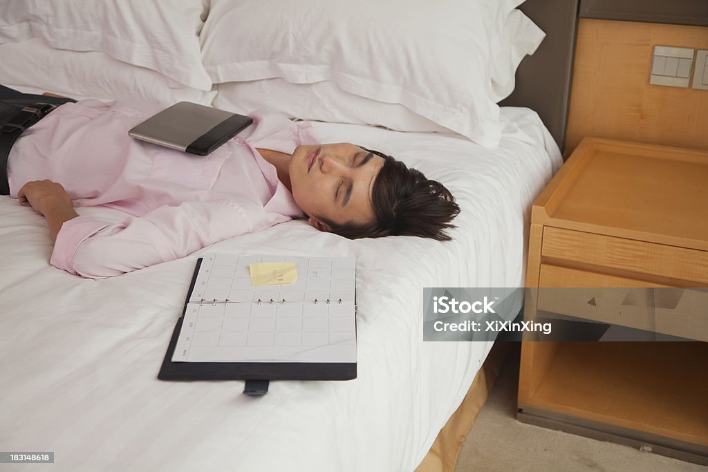 Müde Geschäftsmann Schlafen auf seinem Bett - Lizenzfrei China Stock-Foto