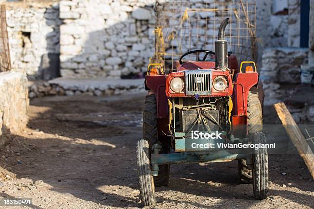 Velho Trator - Fotografias de stock e mais imagens de Antigo - Antigo, Bateria de Carro, Branco