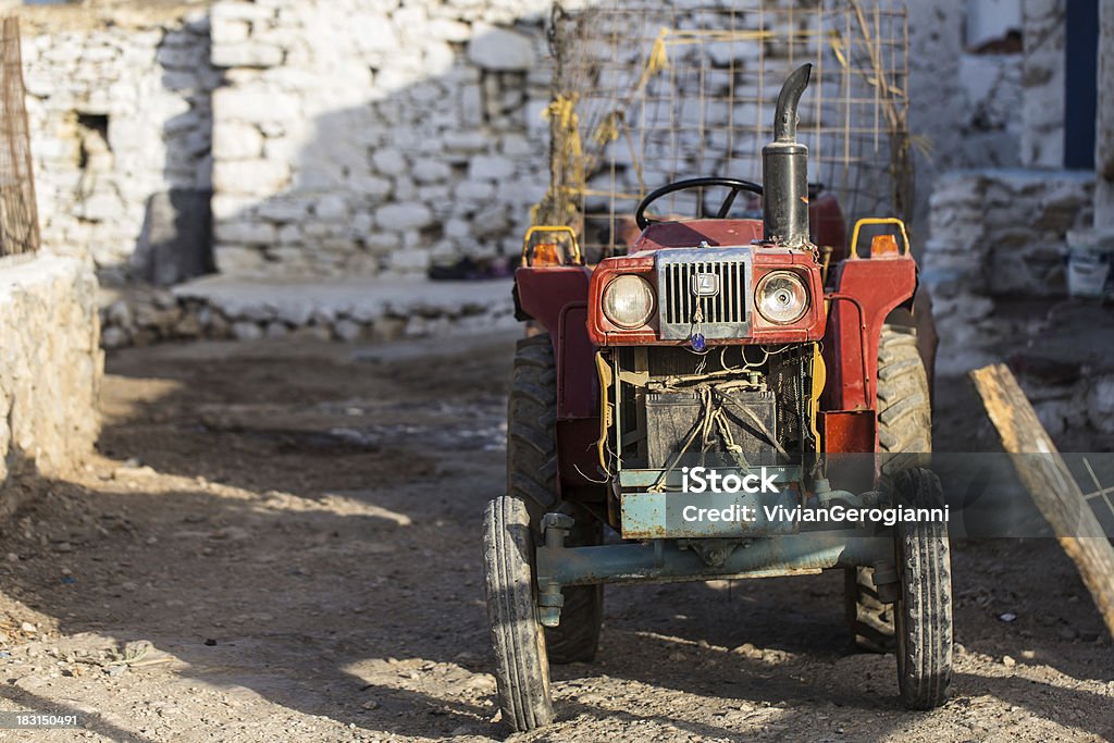 Старый Трактор - Стоковые фото Автомобильный аккумулятор роялти-фри