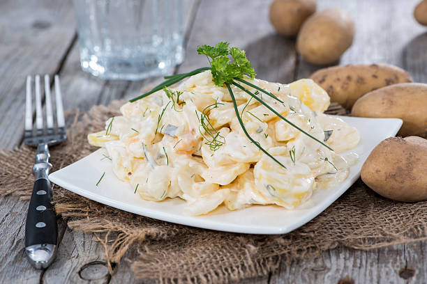 domowy sałatka z ziemniaków - salad prepared potato potato salad food zdjęcia i obrazy z banku zdjęć