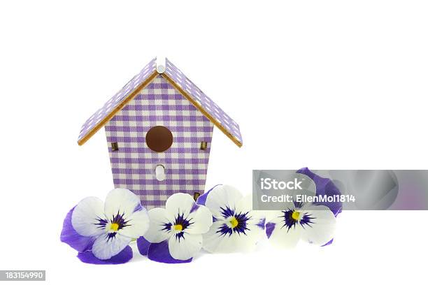 Violeta Casita De Pájaros Y Por Pensamientos Foto de stock y más banco de imágenes de A cuadros - A cuadros, Arte y artesanía, Artesanía