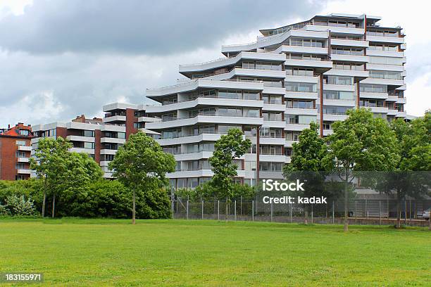 Apartment Building - Fotografias de stock e mais imagens de Alto - Descrição Física - Alto - Descrição Física, Ao Ar Livre, Apartamento