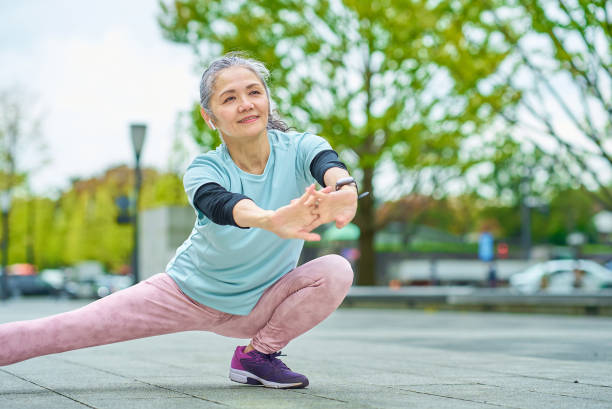 屋外で運動する先輩女性 ストックフォト