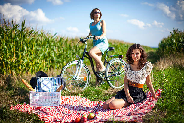 istock Two pretty girls make a picnic 183159736