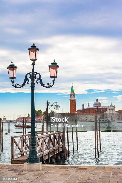 Antiga Rua Lanterna Em Veneza Itália - Fotografias de stock e mais imagens de Ao Ar Livre - Ao Ar Livre, Arquitetura, Azul