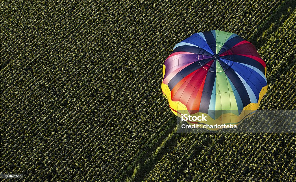 Hot air balloon/Парашют, летящий над поле - Стоковые фото Воздушный шар роялти-фри