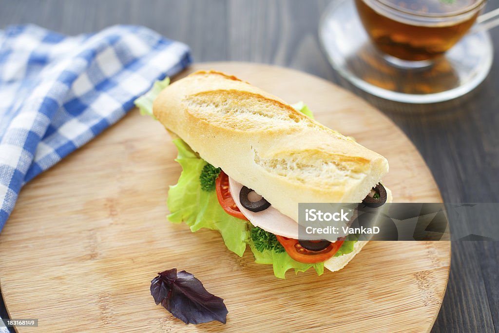 Baguettes equipada con jamón y verduras - Foto de stock de Al horno libre de derechos