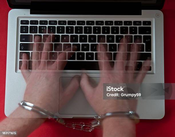 Foto de Hacker e mais fotos de stock de Algema - Algema, Crime, Crime de computação