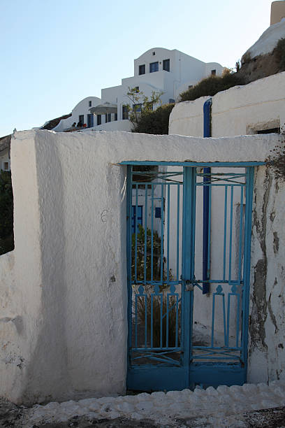 ingresso di una casa di oia santorini isola di - steps staircase water doorway foto e immagini stock