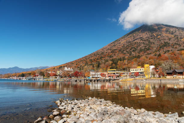 paisagem idílica do lago chuzenji e da montanha nantai no parque nacional nikko, japão - nikko national park - fotografias e filmes do acervo