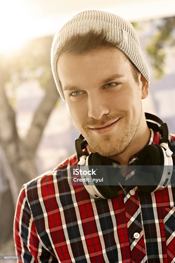 Portret modne młody człowiek uśmiech - Zbiór zdjęć royalty-free (20-29 lat)