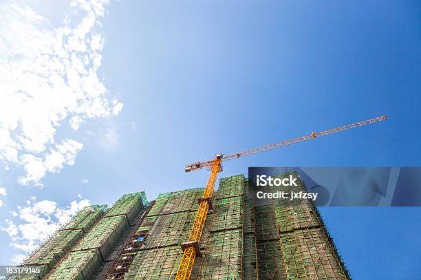 Local De Construção - Fotografias de stock e mais imagens de Alto - Descrição Física - Alto - Descrição Física, Amarelo, Andaime