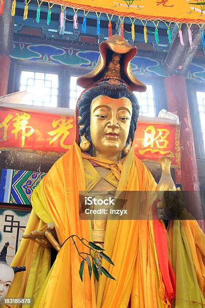 Plano Aproximado De Budismo Estátuas No Templo De - Fotografias de stock e mais imagens de Amarelo - Amarelo, Antiguidade, Armação de Construção