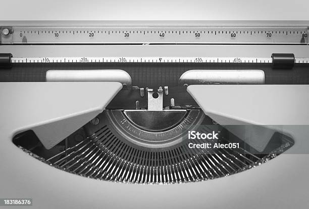 Máquina De Escribir Foto de stock y más banco de imágenes de Blanco y negro - Blanco y negro, Enfoque diferencial, Foco - Técnica de imágenes