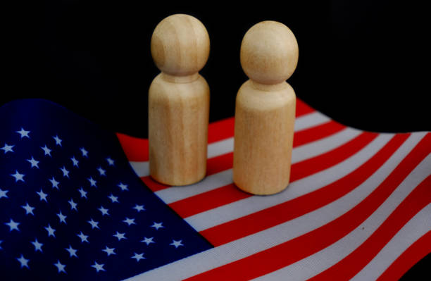 黒い背景にアメ��リカ国旗に候補者として2人の人物が描かれています。 - two party system ストックフォトと画像