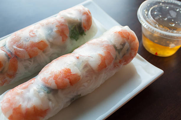 vietnamesische sommerrollen shrimp-salat - rolled up rice food vietnamese cuisine stock-fotos und bilder