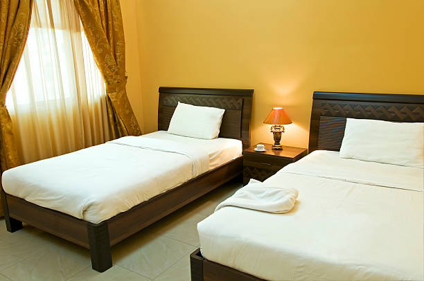 habitación de hotel - sheet single bed bed duvet fotografías e imágenes de stock