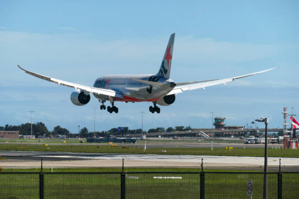 jetstar b787 landung auf der start- und landebahn - boeing 787 fence airport security stock-fotos und bilder