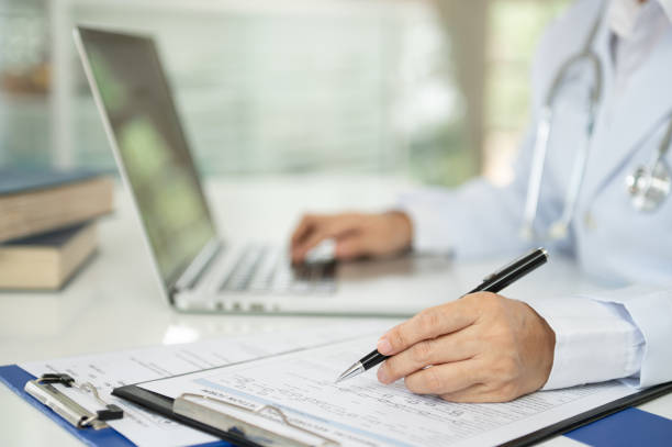 Medical communicator make document that effectively and clearly describe research results, product use.