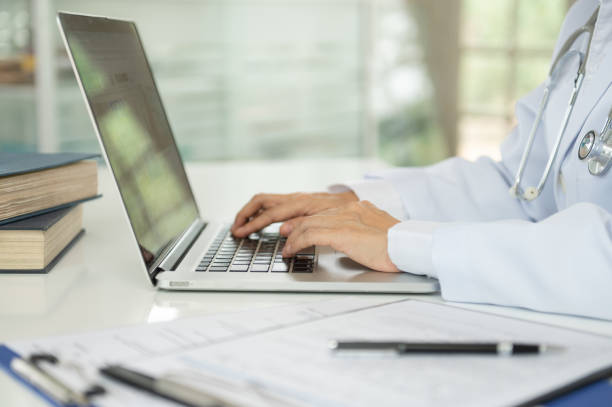 Medical communicator make document that effectively and clearly describe research results, product use.