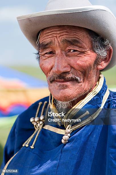 Photo libre de droit de Homme Mongole Avec Des Vêtements Durant Le Festival Du Naadam banque d'images et plus d'images libres de droit de Culture indigène